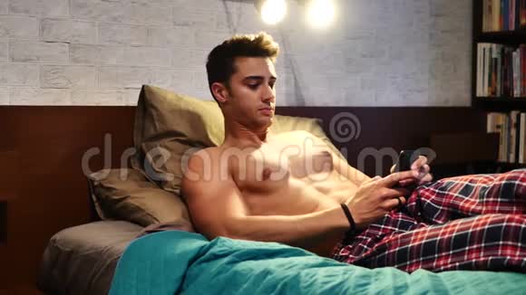 躺在床上打手机的年轻人发短信视频的预览图