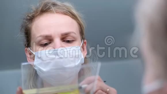 4k金发女孩在医用防护面罩做眼妆涂抹眼影在米尔罗看去女人不怕冷视频的预览图