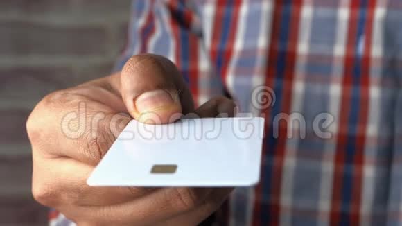 男人手中的空白信用卡视频的预览图