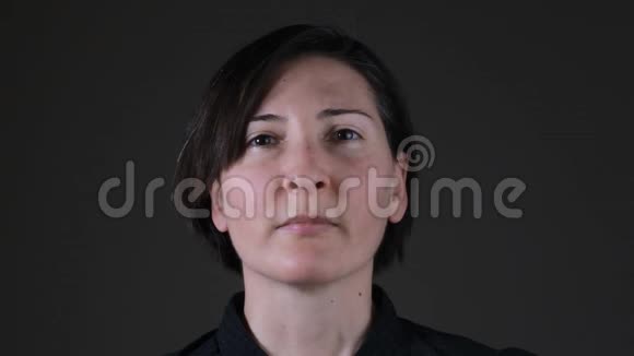 一个白人女人在灰色背景下呼吸的肖像视频的预览图