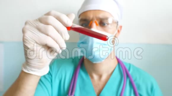 医生拿着试管带血样到冠状病毒带防护手套的医护人员手在视频的预览图