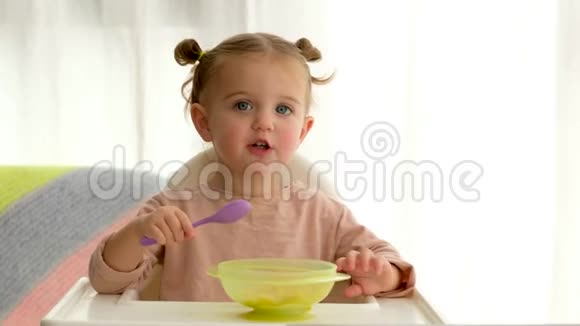 可爱的幼儿早餐吃谷类食品视频的预览图