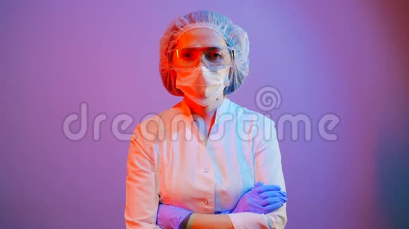 戴着医疗面具的女医生的肖像视频的预览图