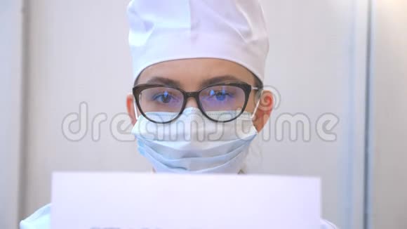 女医生正拿着一张照片上面写着冠状病毒流行期间呆在家里医药展海报视频的预览图
