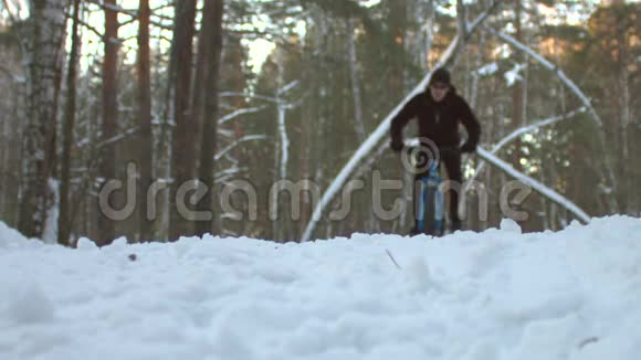 冬天骑自行车骑自行车滑雪慢动作4x视频的预览图