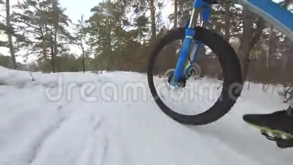 冬天骑自行车慢动作2x视频的预览图