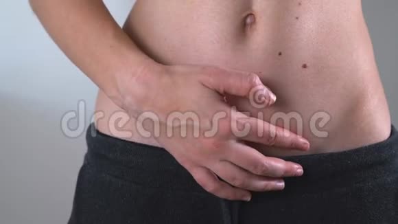 女性腹部有剖宫产疤痕产后恢复婴儿分娩手术出生后健康妇女视频的预览图