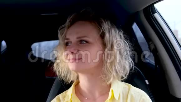 柯利金发女孩司机在开车前戴上医疗面罩和防护手套黄色夏天的女人视频的预览图