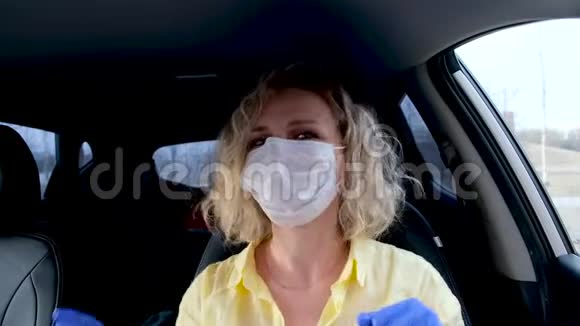 黄色夏季的金发女司机戴着医用口罩和防护手套在开车前跳舞视频的预览图