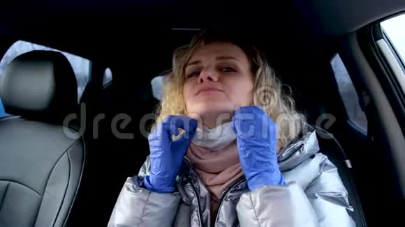 4kCurly金发女孩司机戴上医疗面罩和防护手套在开车前跳舞冬天的女人视频的预览图