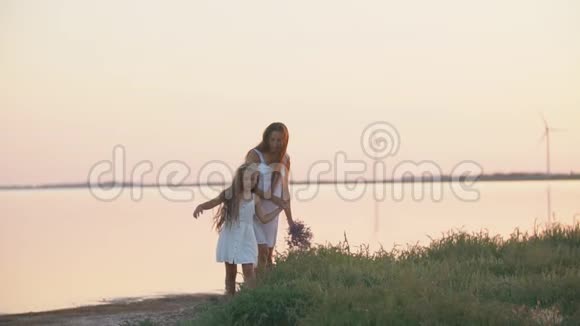 母女俩在海边散步视频的预览图