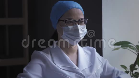 女性医生手上有停止病毒标志视频的预览图