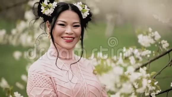 水果园美丽的亚洲女性模特视频的预览图