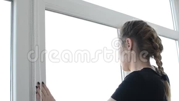 年轻女子用抹布擦窗户视频的预览图