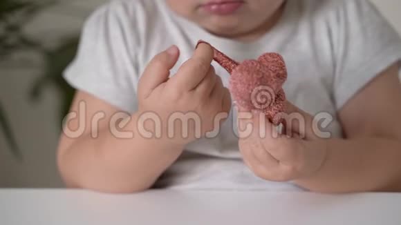 幼儿玩黄色粘泥幼儿在家的家园活动运动技能发展视频的预览图