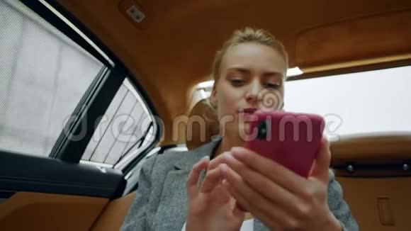 女性在汽车后座骑马的肖像在车上打手机的女人视频的预览图