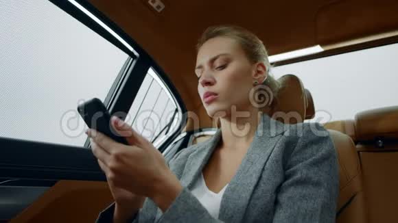 豪车上打电话的女人的画像女孩在车上思考视频的预览图