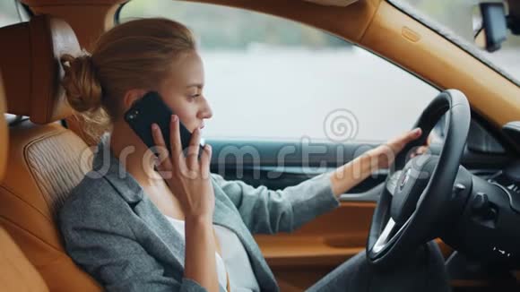 女性在车辆上使用电话的侧面视图商务女性坐豪华车视频的预览图
