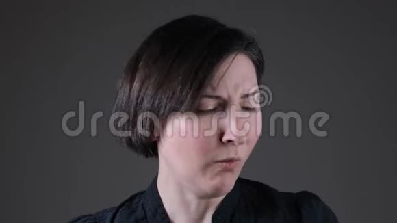 一位高加索女性痛苦咳嗽的肖像冠状病毒症状视频的预览图