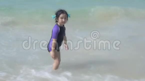 快乐的亚洲孩子在海里游泳女孩在夏天热带旅行享受休闲视频的预览图