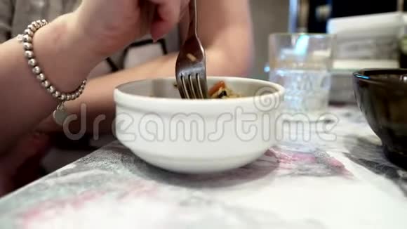 一个坐在厨房桌子旁吃米饭的女人美味的早餐视频的预览图