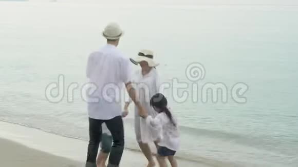 快乐的亚洲家庭活动一起在海滩上休闲旅行视频的预览图