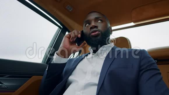 商人在车上打电话的肖像有电话的黑人男子视频的预览图