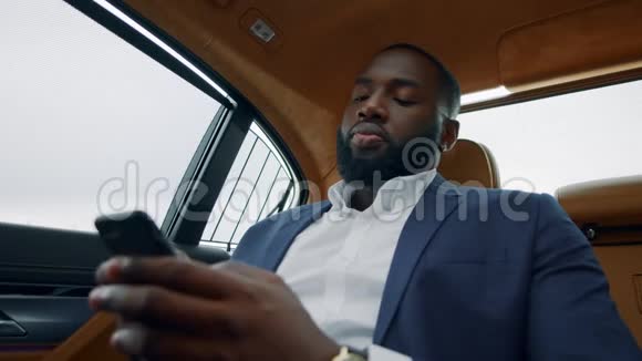 特写男在车里打手机非洲商人聊天智能手机视频的预览图
