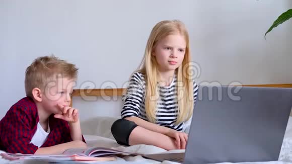 远程学习在线教育在家学习的男生和女生带着数码平板笔记本电脑做着视频的预览图