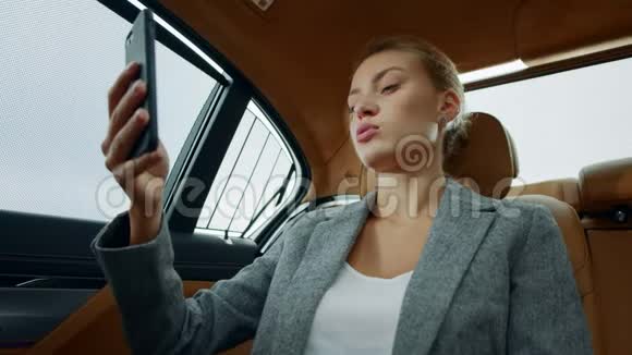 特写性感女商人在车上打视频调情有视频聊天的女孩视频的预览图