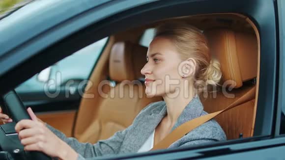 做生意的女人在汽车上跳舞女商人坐着新车视频的预览图