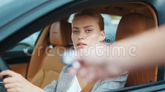 特写女士收到新车的车钥匙女商人坐在车里视频的预览图