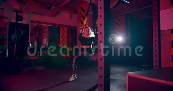 体育运动中跳TR线的女运动员视频的预览图