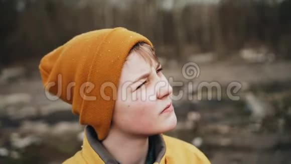 男孩站在下着雪戴上太阳镜视频的预览图