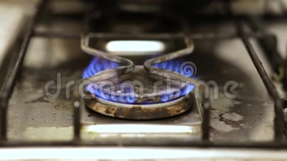 燃气燃烧器用蓝色火焰燃烧视频的预览图