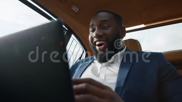 特写非洲商人在车上拍手有人在车上打视频电话视频的预览图