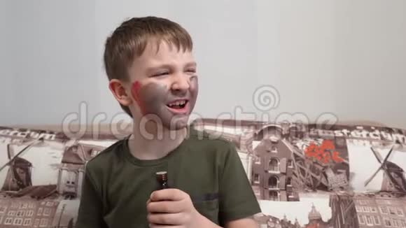 有脸油漆的男孩嗅着一瓶药和汉明视频的预览图