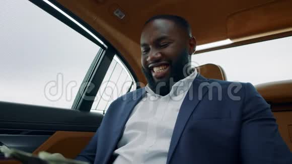 贴身男在车里数钱非洲男子庆祝车辆胜利视频的预览图