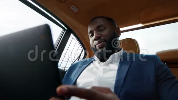 特写非洲男人在车上通话视频有人在车上跟司机说话视频的预览图