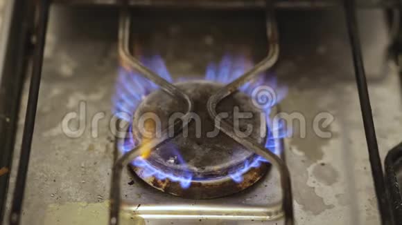 燃气燃烧器用蓝色火焰燃烧视频的预览图