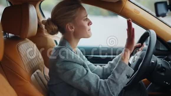 特写女商人打方向盘站在交通堵塞的悲伤女孩视频的预览图