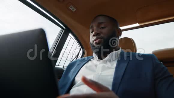 特写一位严肃的非裔美国人在汽车平板电脑上视频通话视频的预览图