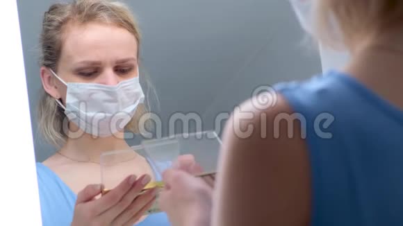 4k金发女孩在医用防护面罩做眼妆涂抹眼影在米尔罗看去女人不怕冷视频的预览图