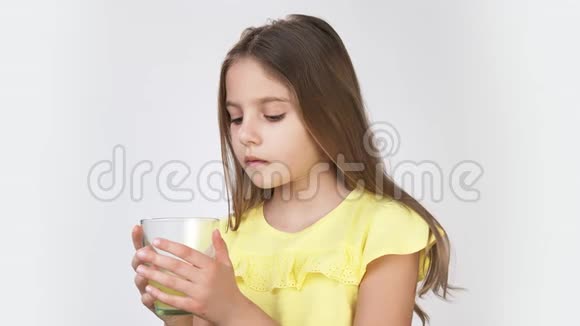 小女孩扔了一片含有溶解在水中的维生素的药片那个女孩喝汽水视频的预览图