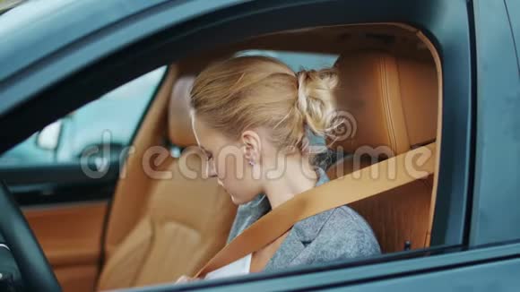 特写女司机在车上扣安全带坐在前排的女人视频的预览图