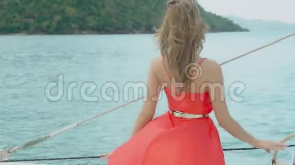 美丽的年轻亚洲女性性感享受游艇游船在海上放松旅行与豪华度假在夏季视频的预览图