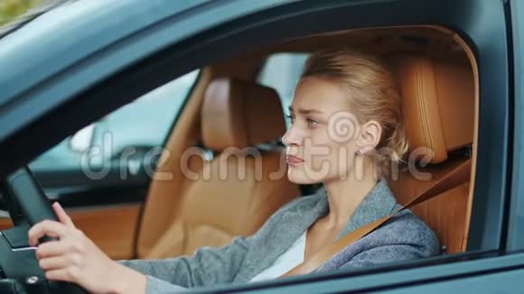 特写女司机在车里偷窥站在交通堵塞中的女人视频的预览图