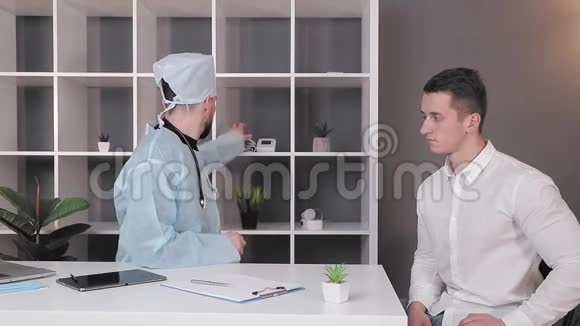 病人来到医生办公室医生接受病人预约医生之间的沟通视频的预览图