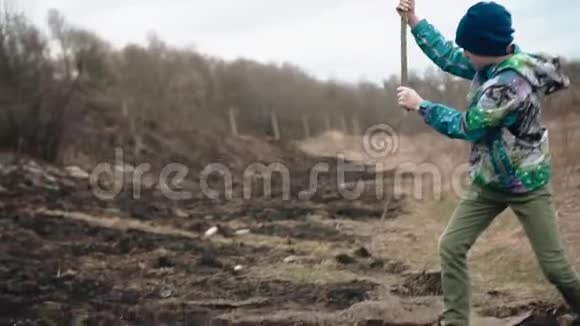 那家伙用一根长棍狠狠地打了一下烧着的草视频的预览图