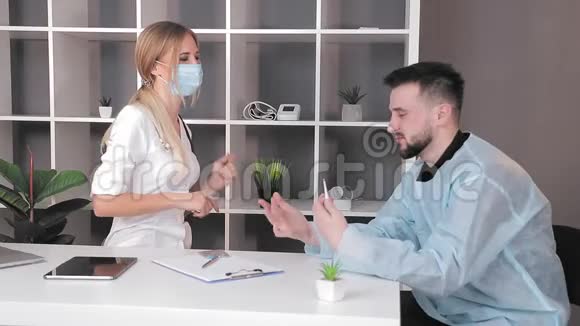 病人和医生跳着舞开心地笑着病人正在医生办公室里和一个视频的预览图